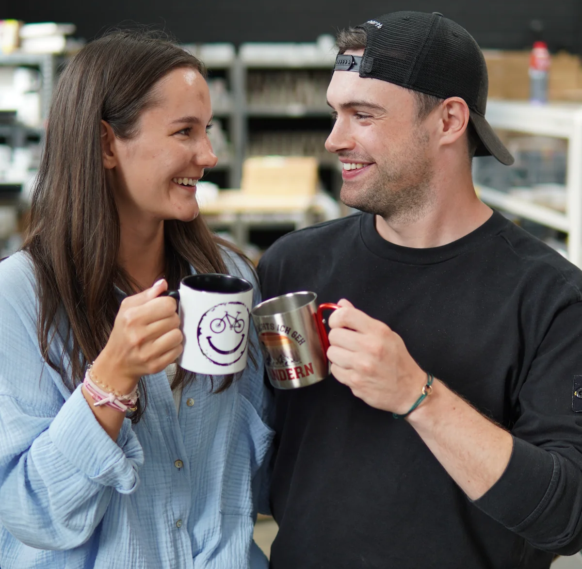 Wir sind Lisa und Luca von Tassenexpress. Wir drucken Dein Logo auf deine Tasse. Egal ob Firmenlogo auf Becher oder auf einer bedrucken Tassen. Ebenfalls bieten wir Kissen und Edelstahl Karabiner Tassen an.